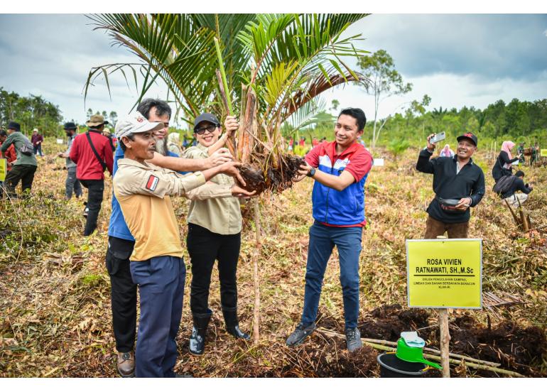 Penanaman Pohon Serentak di Pulau Padang, Riau